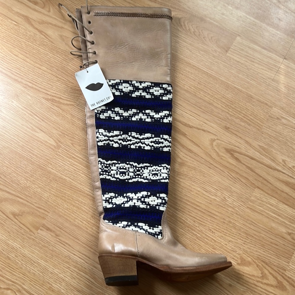 Cobra society size 6. Boot over knee.